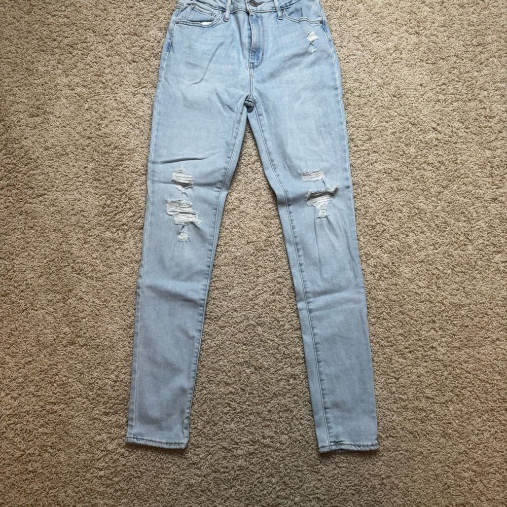 Women’s Levi’s light wash skinny jeans distressed size 26